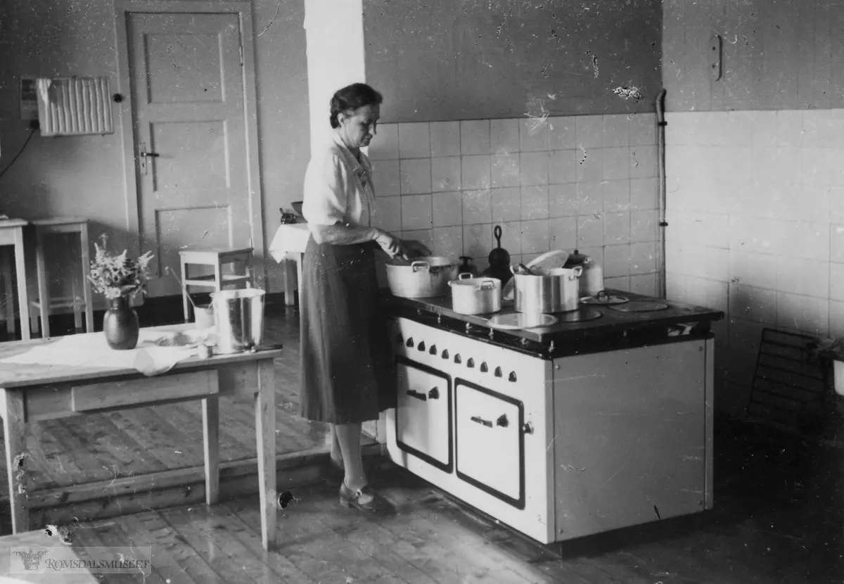 Ingeborg Sæbø i husmorkjøkkenet i fiskarfagskulen, Aukra. .(Se bygdebok fra Voll bind 2 side 662)