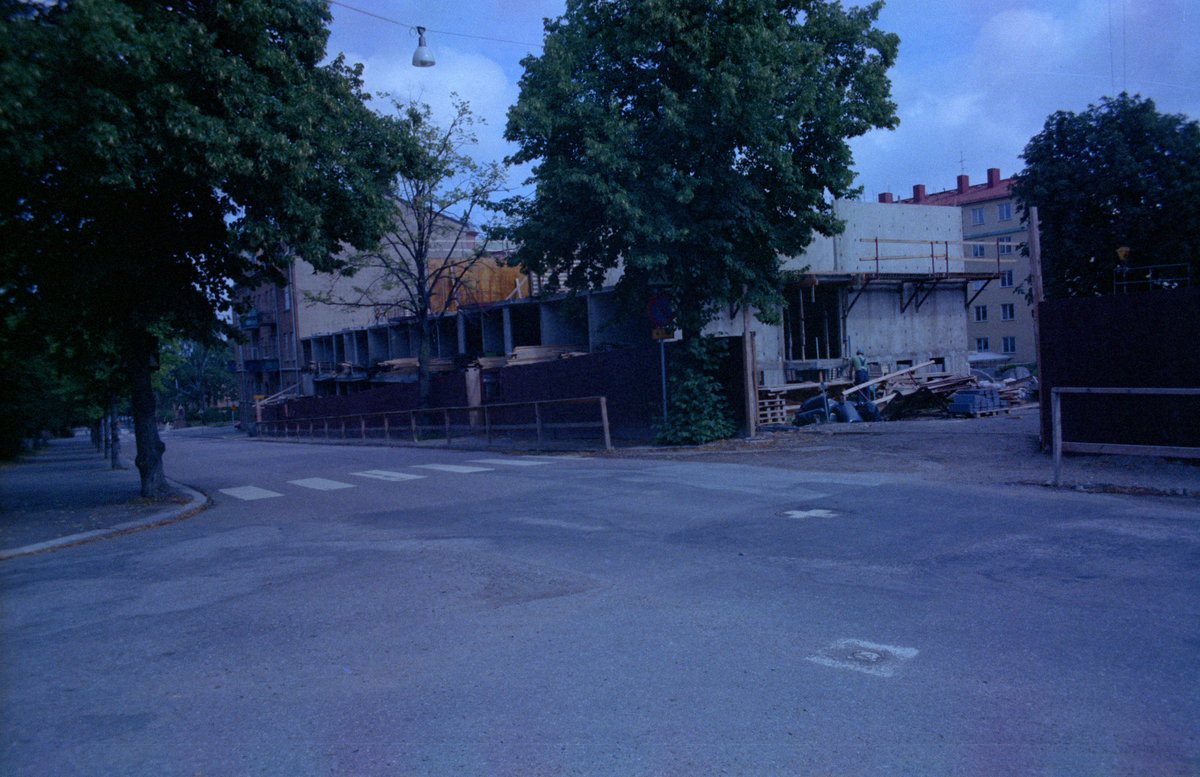 Kvarteret Kalla mot Kristinagatan 21 i Västerås. Bilderna är tagna i samband med uppförandet 1972-1973 av byggnadsfirman Anders Diös AB.