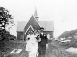 Bryllup i Fillan kirke - Brudeparet med følge går fra Fillan