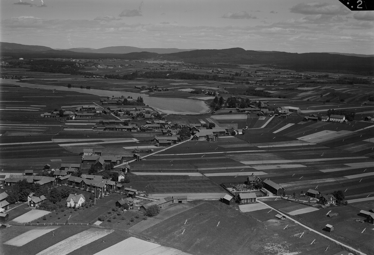 Flygfoto över Öst och Västtjärna, Gagnef. Det finns ytterligare ett ortsnamn som hör samman med detta foto: Djurmo.