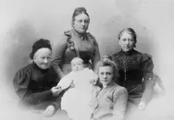 Bilde av fire kvinner og et lite barn.