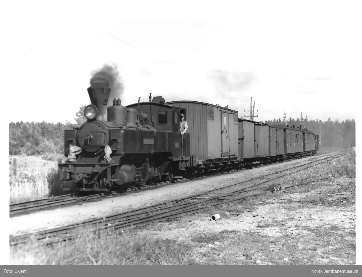 Aurskog-Hølandsbanens damplokomotiv type XXIII nr. 4 SETSKOGEN med blandet tog til Sørumsand på Kjellingmo stasjon