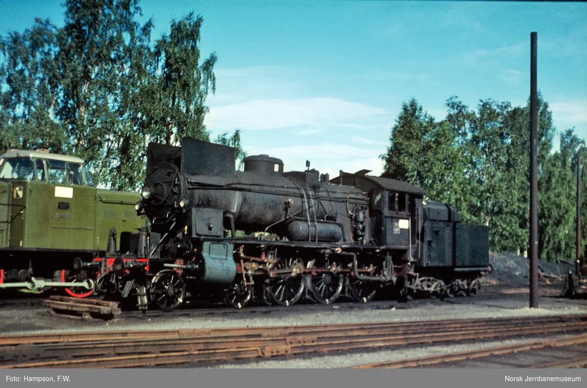 Damplokomotiv 30b 359 og diesellokomotiv Di 2 828 på Lillehammer stasjon