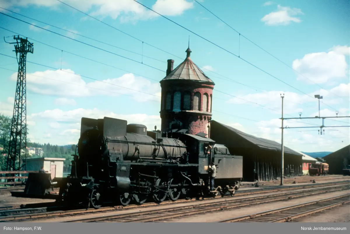 Damplokomotiv type 26c nr. 435 ved vanntårnet på Kongsvinger stasjon