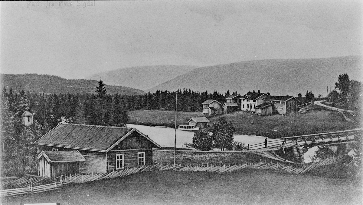 Gården Støa med Båsheimbrua og gamle Frydheim i forgrunnen. Før 1913.