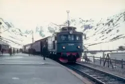 Elektrisk lokomotiv type El 9 2064 med tog til Flåm på Myrda