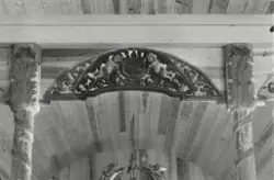 Detalj av korbuen i Eggedal kirke, datert 1943.