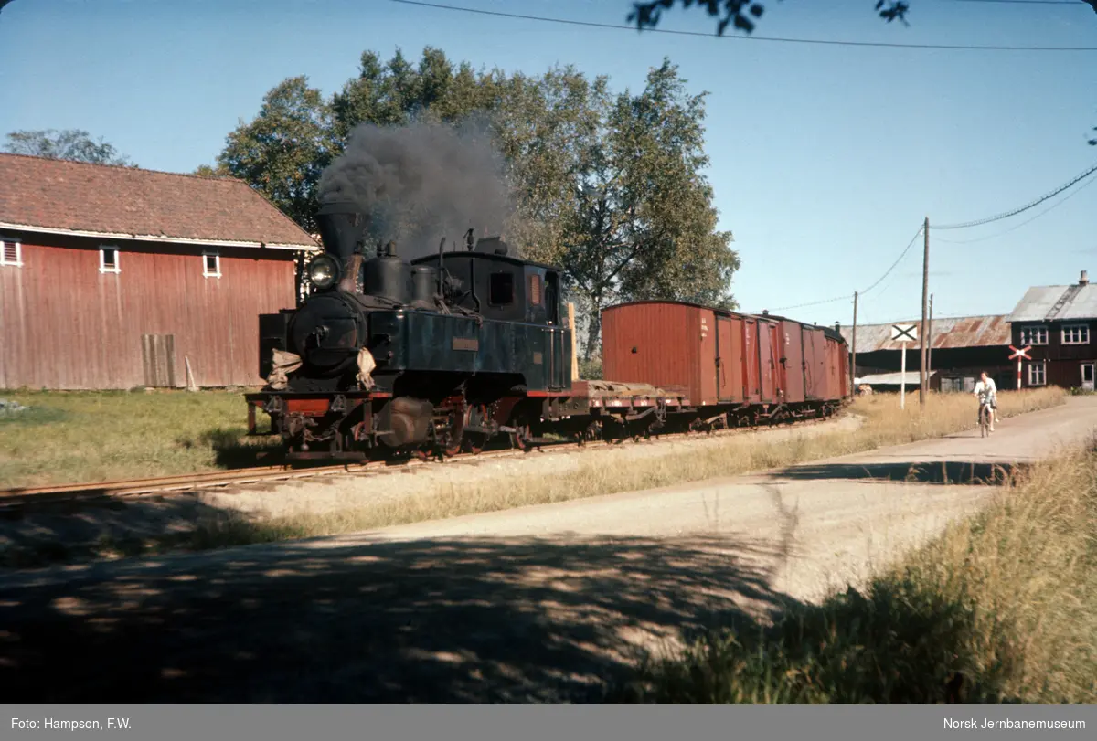 Aurskog-Hølandbanens damplokomotiv type XXVIII nr. 4 med blandet tog til Skulerud ved innkjøringen til Bjørkelangen stasjon