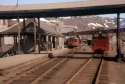 Lomi stasjon på Sulitjelmabanen. Bak til venstre dieselmotor