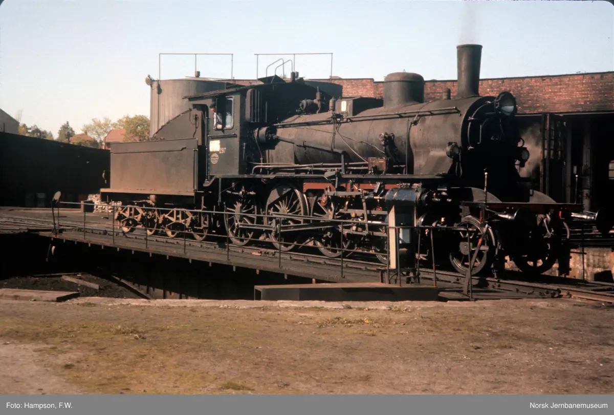 Damplokomotiv type 27a 297 på svingskiven på Hamar stasjon - Norsk ...
