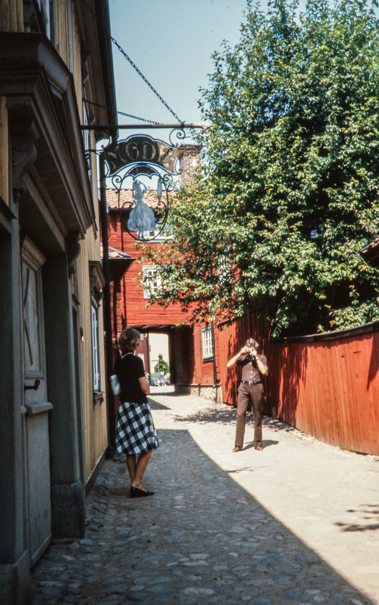 Pilens backe i Gamla Linköping kallas även Kopparslagaregränd. 
Bilder från staden Linköping digitaliserade från diapositiv. Bilderna är från 1970-1990-talet.