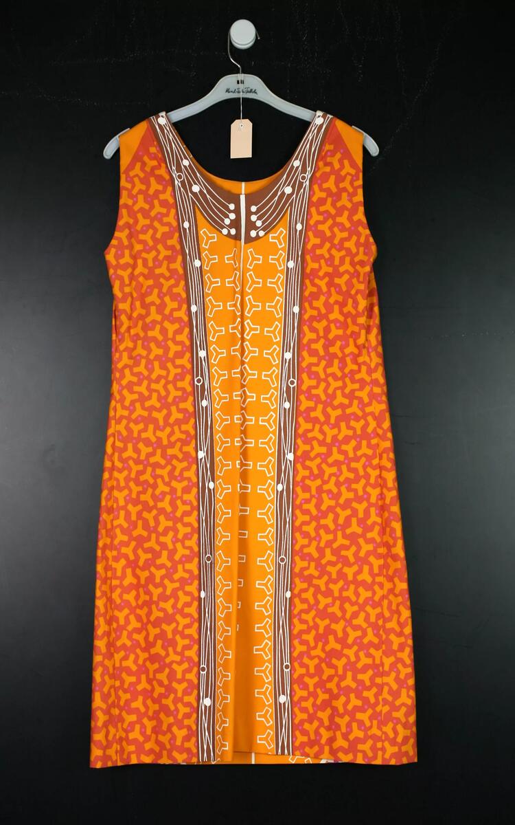 Tre klänningar med samma modell/mönster men olika färgställningar. Gul/orange,  blå/lila samt grå/svart
