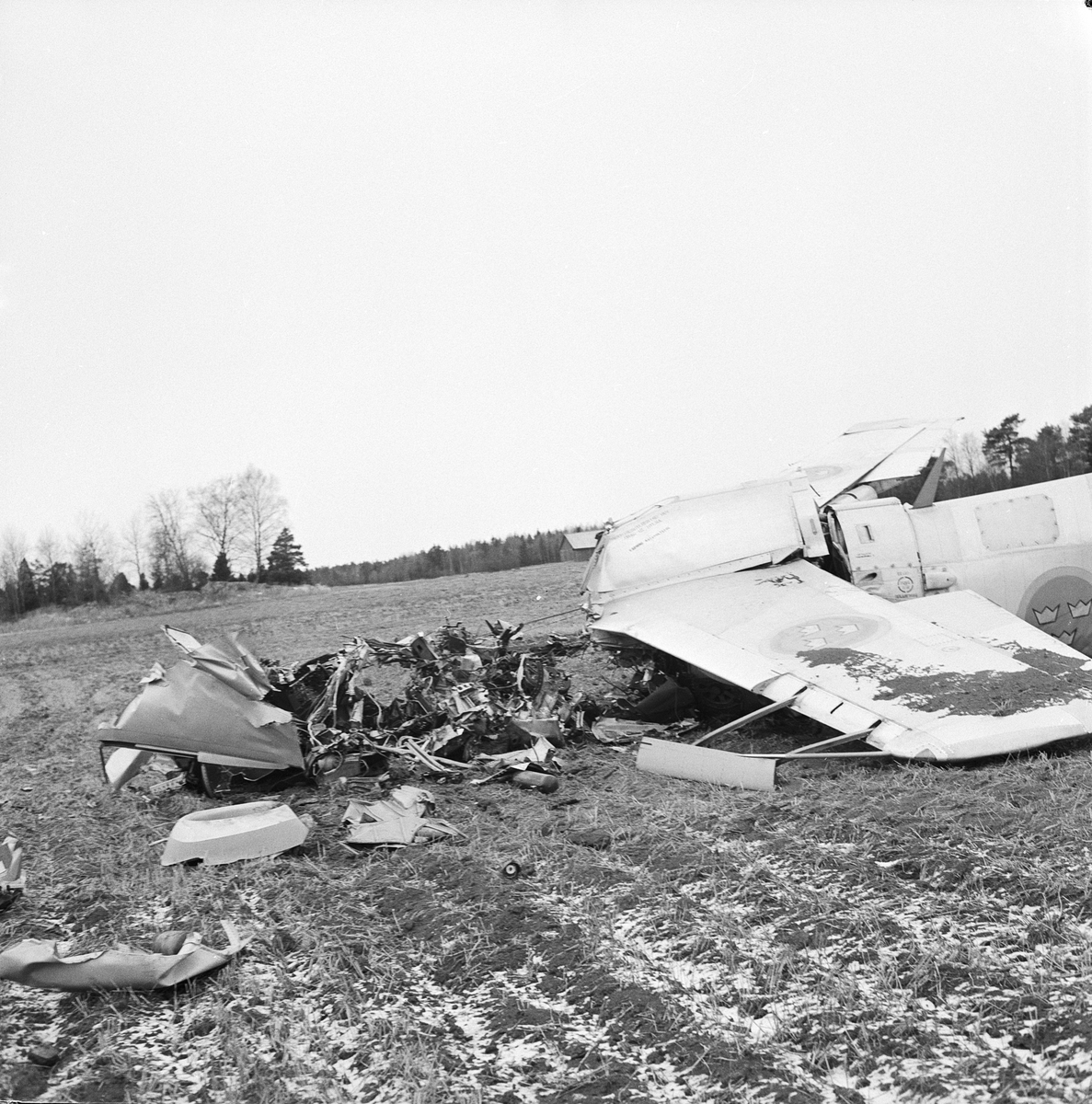 Fältflygare Martin Lang räddade sig i fallskärm när hans plan störtade i Långtibbleby, Uppland 1959