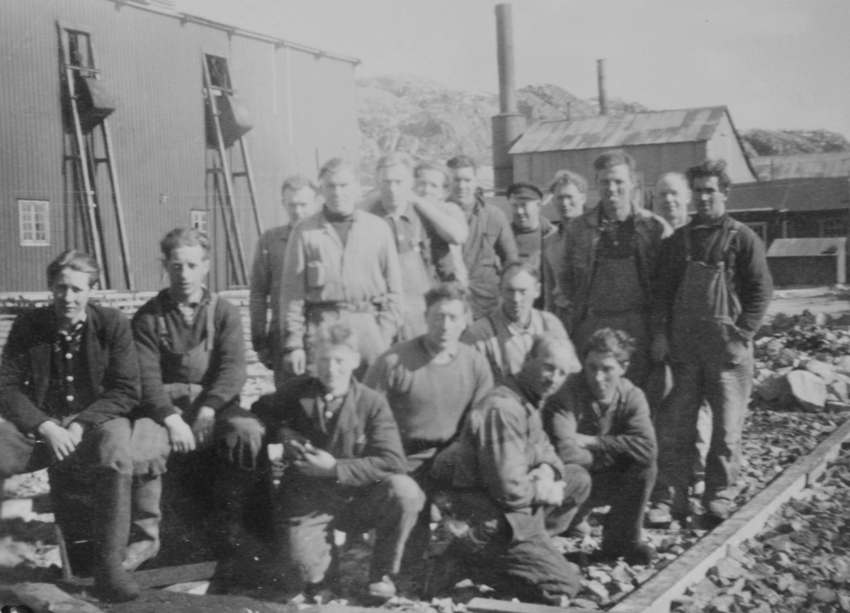 Hvalarbeidere (17 menn) samlet for et gruppebilde utenfor Hestnes Hvalstasjon, Hitra