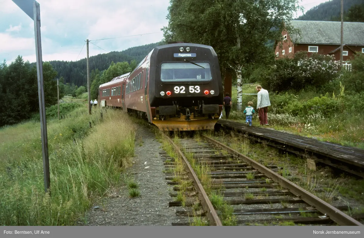 Dieselmotorvognsett type 92 med styrevogn BS 92 53 fremst på Bjørgo stasjon på Valdresbanen