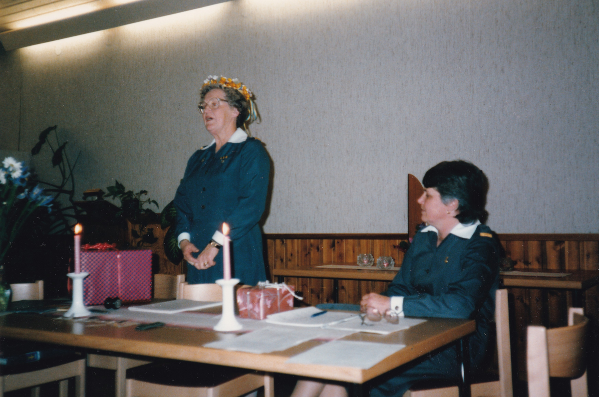 Avgående kårchef Inga Tingdal tackar för uppvaktning och lämnar några ord på vägen till Binnebergs lottakårs medlemmar den 2 oktober 1985. Till höger sekreteraren Anita Jacobsson.