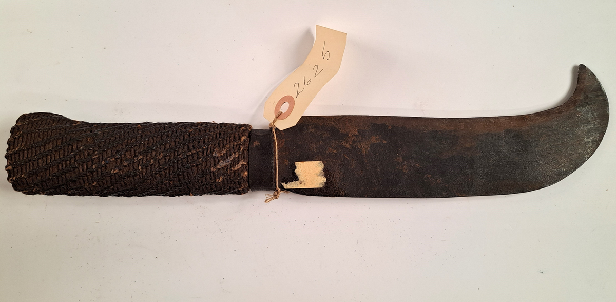 Sjömanskniv med blad av stål, eneggad med böjd spets och garnpyntat träskaft.