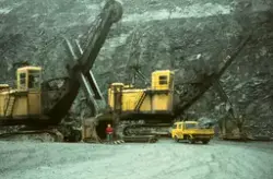 Gravemaskiner i et av dagbruddene i Bjørnevatn