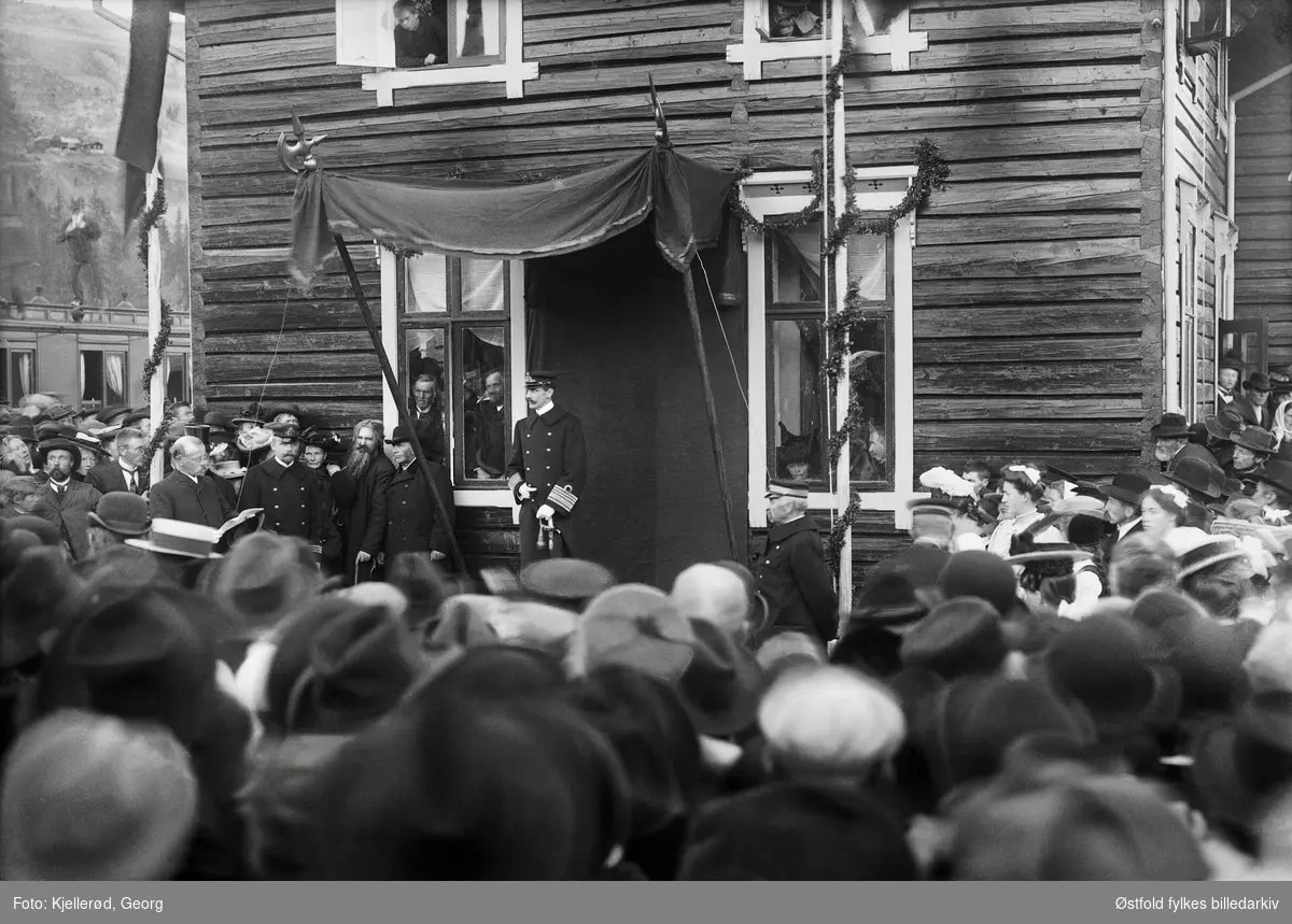 Kong Haakon VII åpner Valdresbanen, Fagernes stasjon i 1906.
To bilder, med og uten tekst.