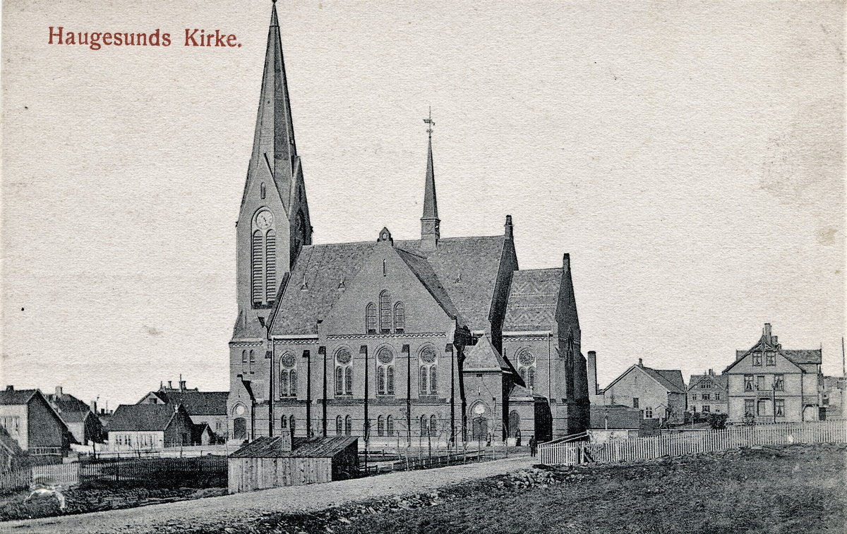 Vår Frelsers kirke sett fra sør. I forgrunnen er Kirkegata. Huset til høyre er Kirkegata 165. Rett ovenfor er Haugesund smørfabrikk i Kirkegata 166.