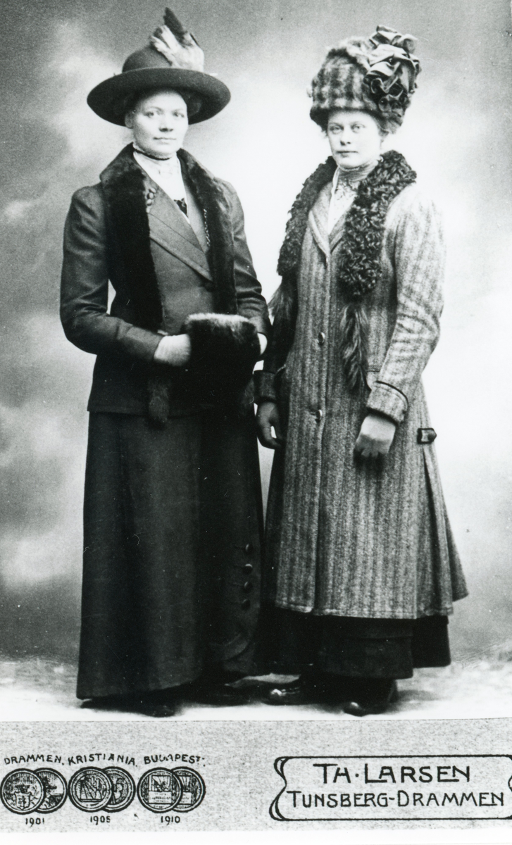 Portrett, av 2 damer med kåpe,hatt,minkstola og håndvarmer.