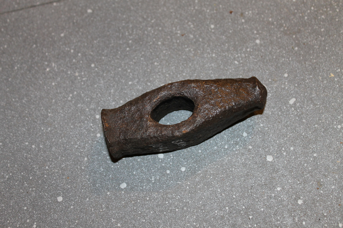 Form: hammerhode m. oval hull til skaft; flat firkant i ene enden og og rund og tilspisset i andre
