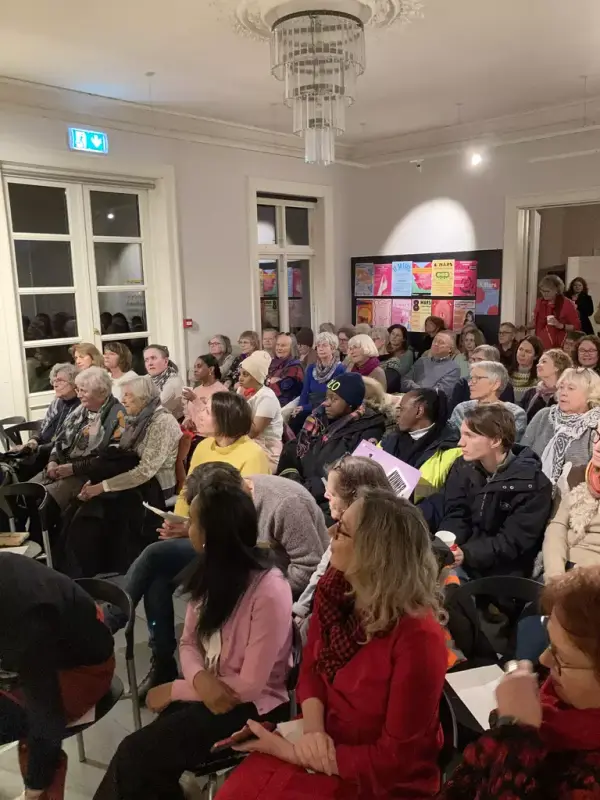 Fullsatt sal under 8. mars markeringen på Kvinnemuseet.