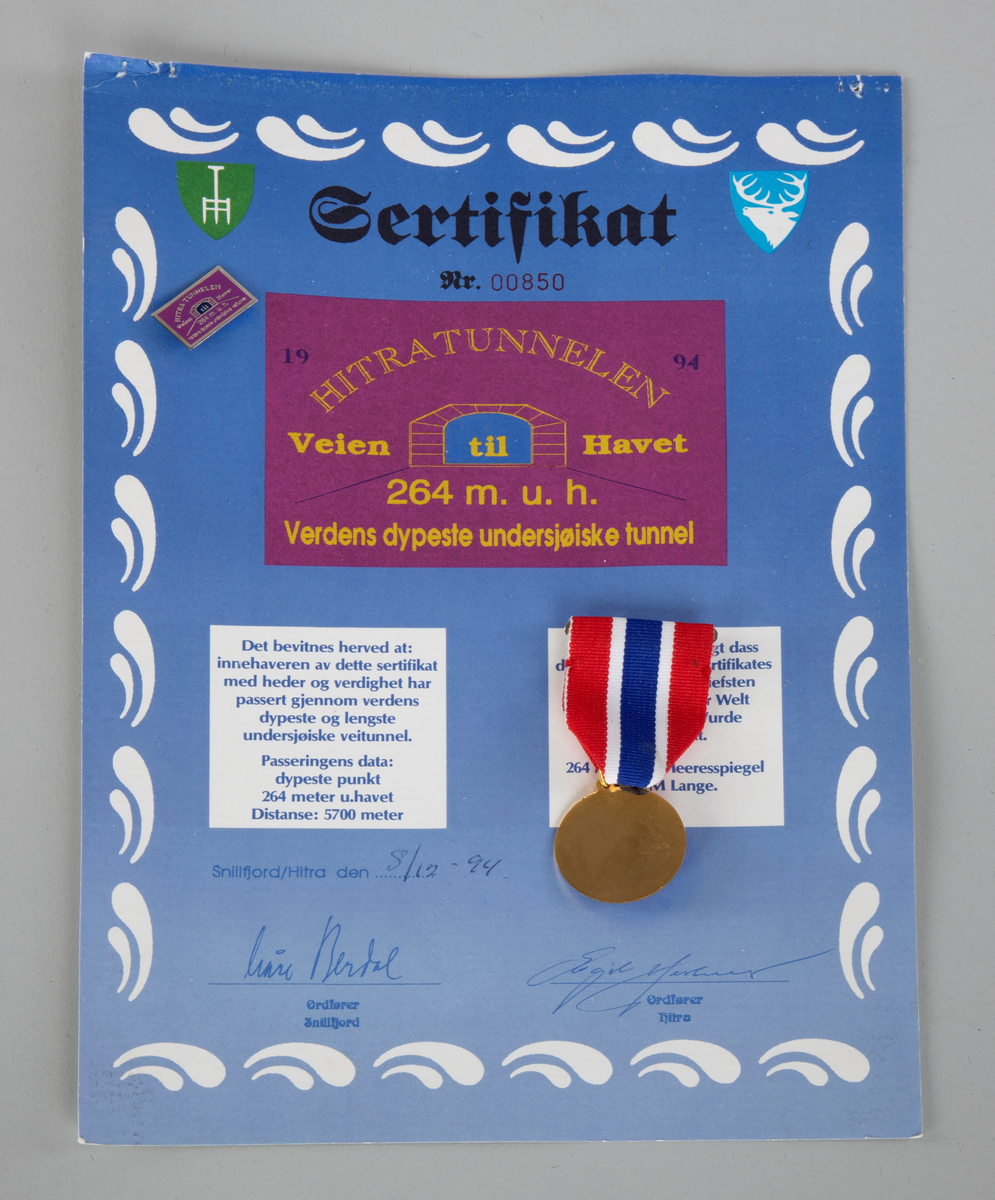 Diplom eller Certificat laget i anledning åpningen av Hitratunnelen.
! piuns og en medalje er festet til dokumentet