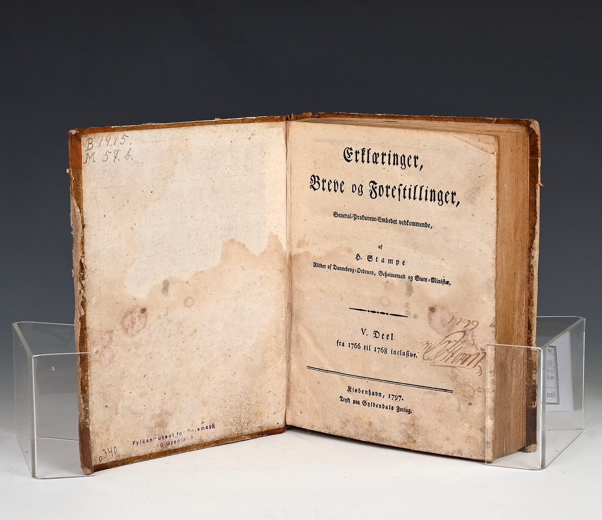 Prot: 1 samling juridiske bøker, kjøpt efter en lensmand. b) H. Stampe: Erklæringer, Breve og Fore- stillinger. Bd. I-V (1753-68). 1794

Bind V. 1797.