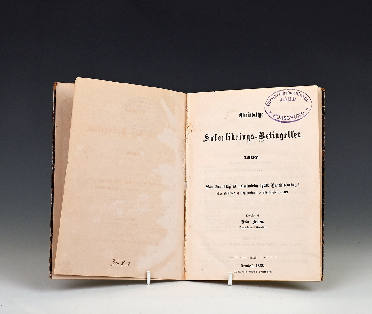 Prot: Almindelige Sjøforsikrings betingelser 1867. (Fra tysk) Overs af Andr. Jensen. Arendal 1868. 3 bl. 94 s. 8. Shirting.
