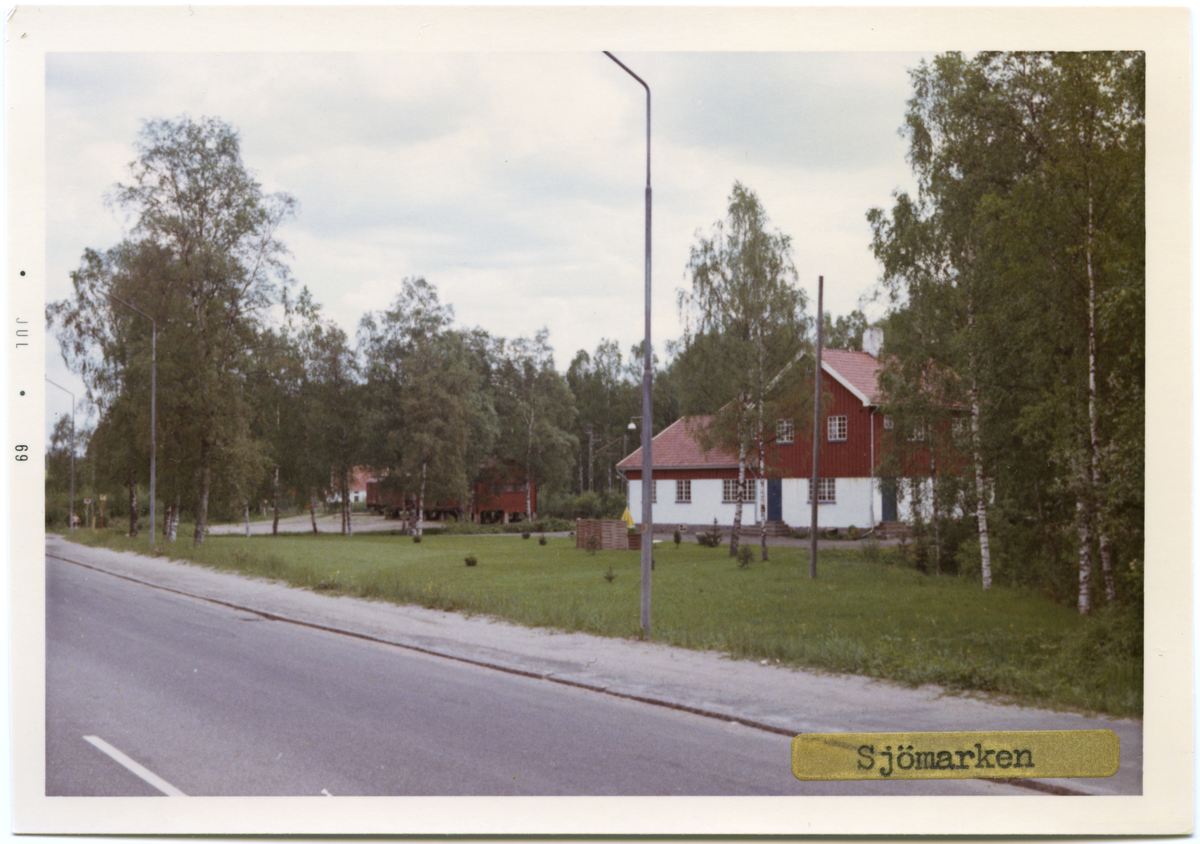 Vy vid Sjömarken. Stationen byggd 1913.Det anlades också en park- och badanläggning, driven av GBJ,Göteborg-Borås Järnväg fram till 1936, då den såldes till Borås stad. Persontrafiken nedlades fr o m 12 maj 1968 och godstrafiken fr o m 1 september 1974. Växeln till stickspåret borttogs i december 1975