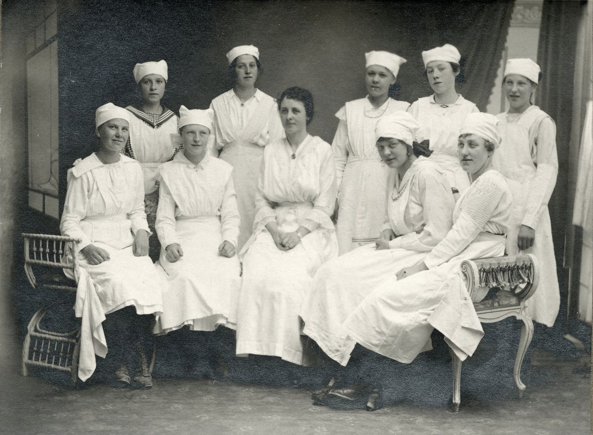 Kjøkkenskolen på Kongsberg. Tora Sigurdsen f.1904 helt til venstre.