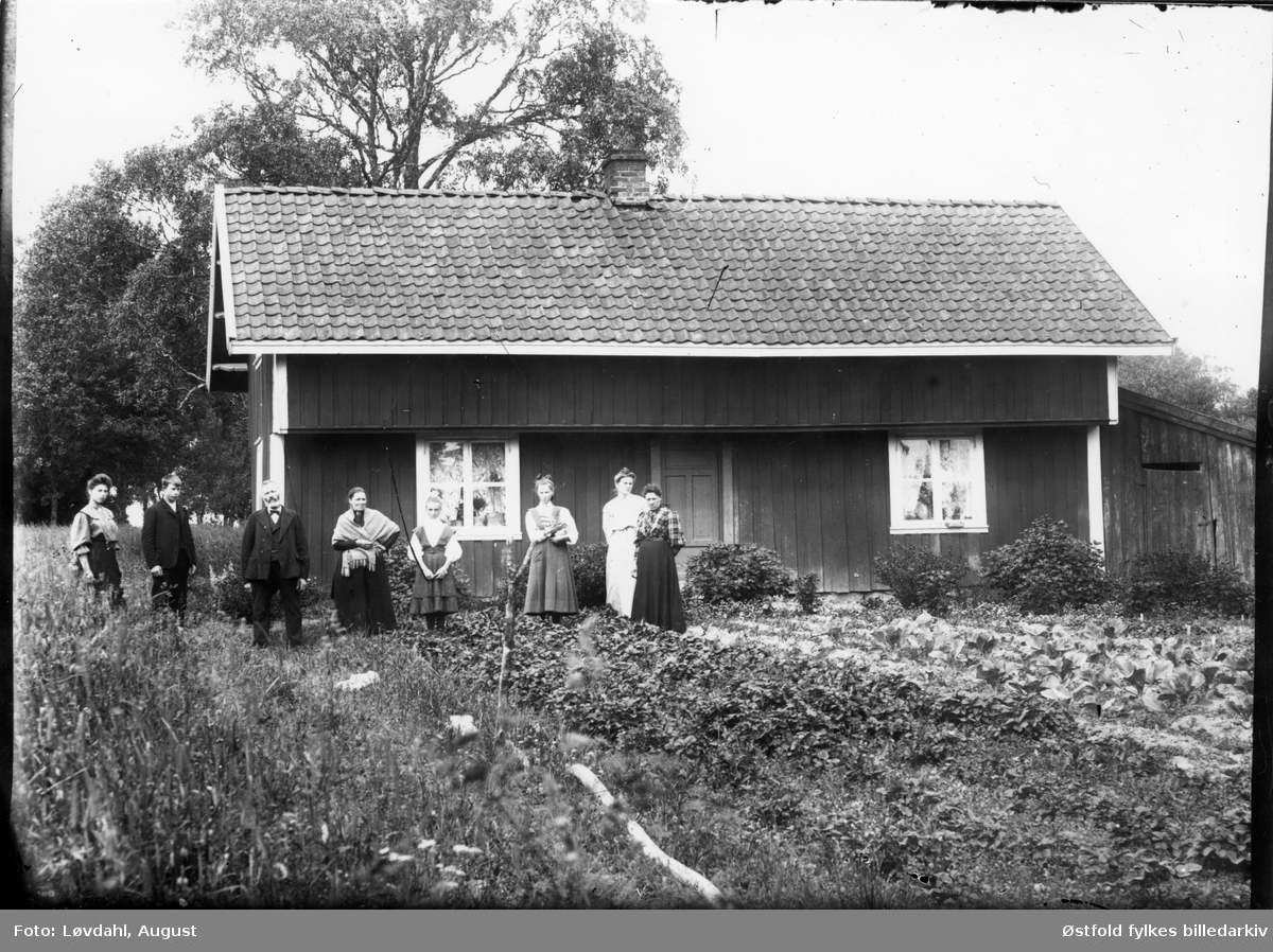 Familien på "Værket" Thorsø i Torsnes, tatt 1908. . Verket var husmannsplass under Thorsø.