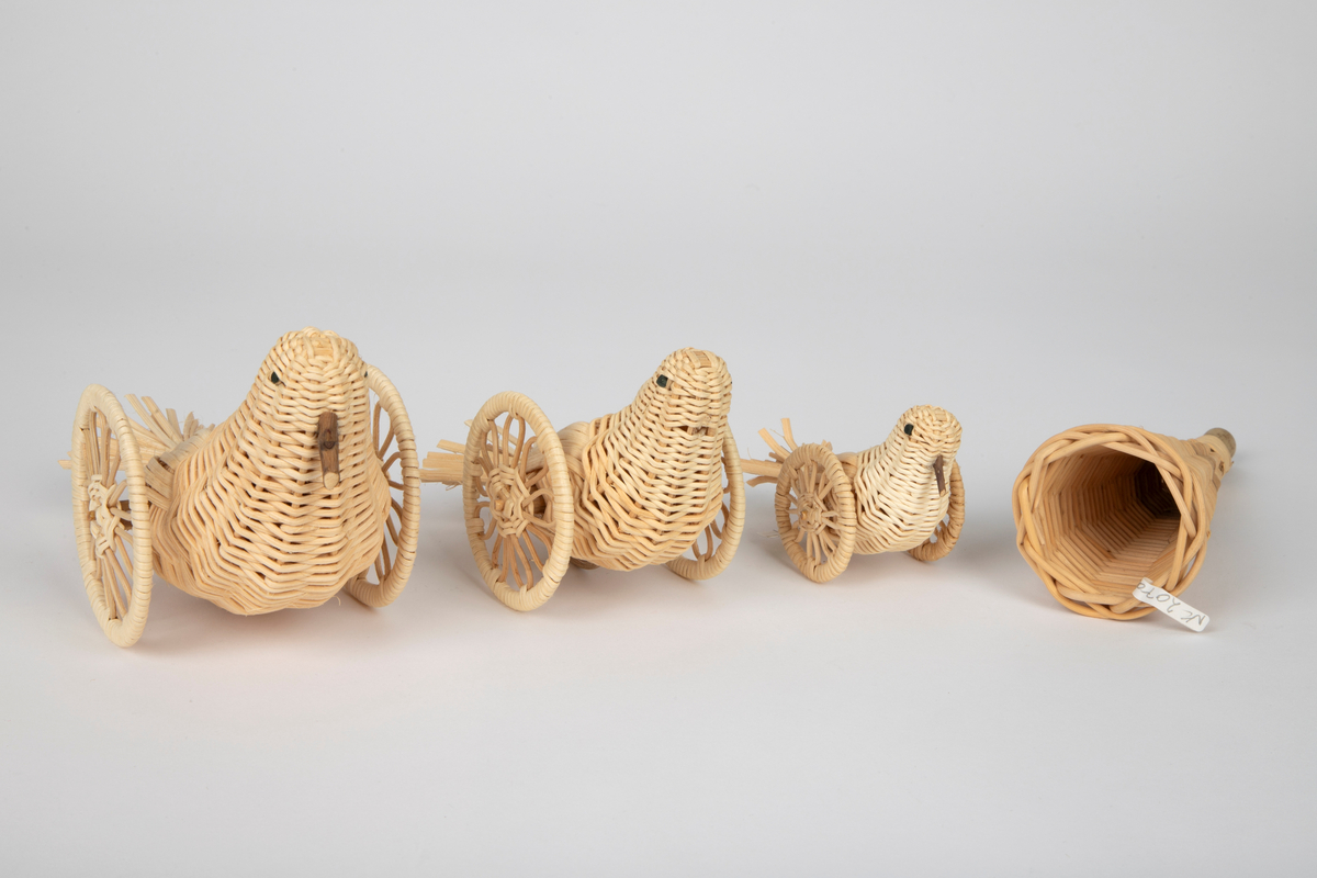 1-3) Tre fugler på to hjul i ulik størrelse. Fuglene er flettet i peddik og har øyne og nebb i tre. 4) Trompet flettet i peddik med munnstykke i bambus.