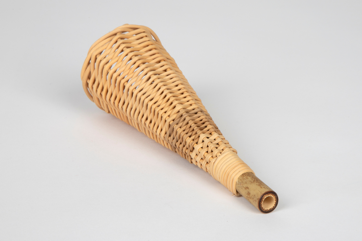 Trompet flettet i peddik med munnstykke i bambus.