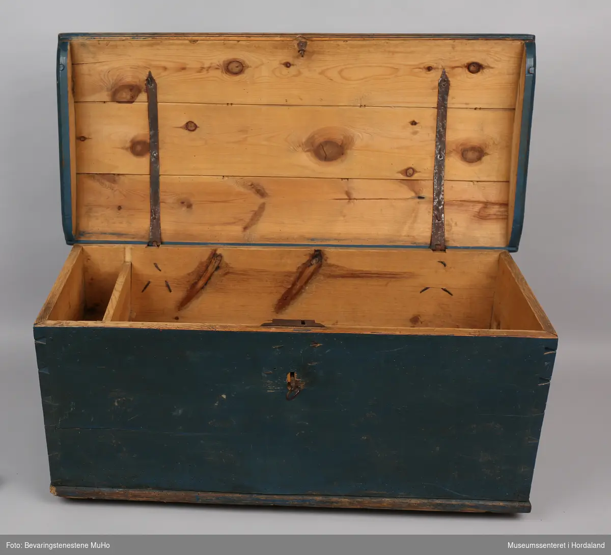 Blåmalt kiste av tre med svakt buet lokk. Innvendig er en leddik på venstre side. Kista har tilhørende nøkkel.