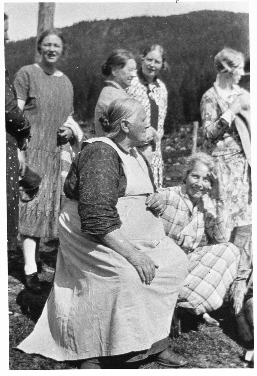 Kvinner avbildet ved Torsætra på Totenåsen ca. 1930. Personene er: Kitty Bjørnstad, Kjersti Egge, Marte Smedshammer, Magda Seierstad,, og i forgrunnen Fredrikke Torseter.