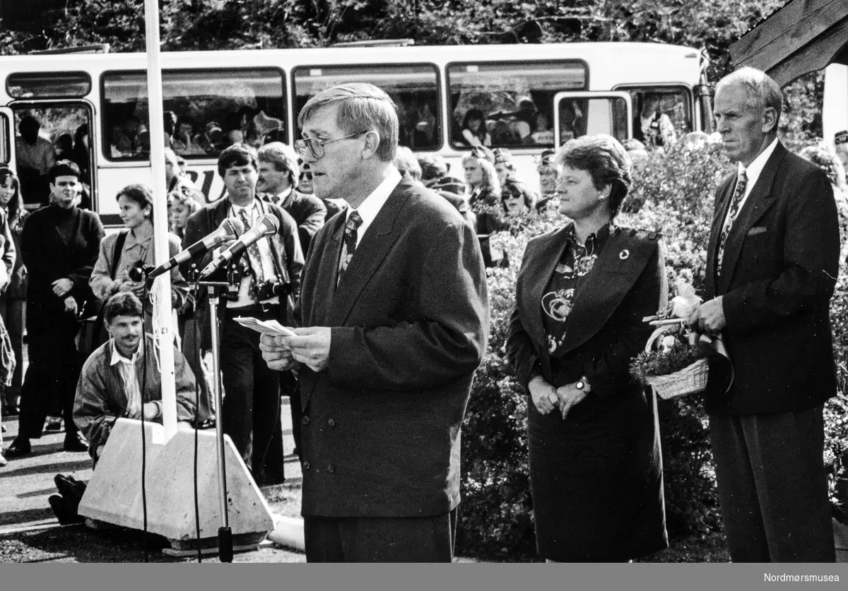 Ordfører Einar Lund foran statsminister Gro H Brundtland. Krifast. åpning 20/8 1992.  Bildet er fra avisa Tidens Krav sitt arkiv i tidsrommet 1970-1994.