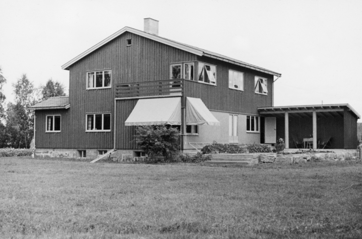 Glomma fellesfløtingsforenings eiendom Breidablikk i Åsnes i Solør, Hedmark, fotografert sommeren 1935, året etter at fellesfløtingsforeningen kjøpte denne eiendommen som kontorsted og bolig for fløtingsinspektøren i 3. og 4. distrikt (hovedvassdraget fra Eidsfossen i Våler til Roverud i Brandval, samt de fløtbare sidevassedragene på den samme strekningen). Dette er et trehus i to etasjer, sannsynligvis en bordkledd bindingsverkskonstruksjon, med saltak og trerams funkisvinduer. Bygningen har et utbygg med pulttak og åpen front mot en murt plattform som tjente som bindeledd mellom hus og hage. Også på den andre sida (til venstre på dette bildet), var det et enetasjes tilbygg. Bolig- og boligbygningen på Breidablikk var neppe helt ny da dette fotografiet ble tatt, men med tanke på stilpreget er det ikke nærliggende å tro at den ble bygd før 1920. Sannsynligvis ble den bygd for høyesterettsadvokat Syver Hagbart Floberg (1883-1962), som kjøpte eiendommen i 1921, etter at den en periode hadde vært bosted for den pensjonerte misjonspresten Lars Berge (1851-1934), som i en overgangsperiode betjente sokneprestembetet i bygda. Glomma fellesfløtingsforening kjøpte Breidablikk via lensmann Reidar Holth (1896-1976) i 1934. Fra da av var det fløtingsinspektør Kaare Sparby (1904-2001) og kona Astrid Marie Sparby (1907-1965) som bodde på Breidablikk. Sparby ble fra 1950 direktør for Glomma fellesfløtingsforening med kontor og bopæl i Oslo. Da var det etter hvert Rognald Øvrebø (1921-2004) som overtok inspektørembetet i Solør.