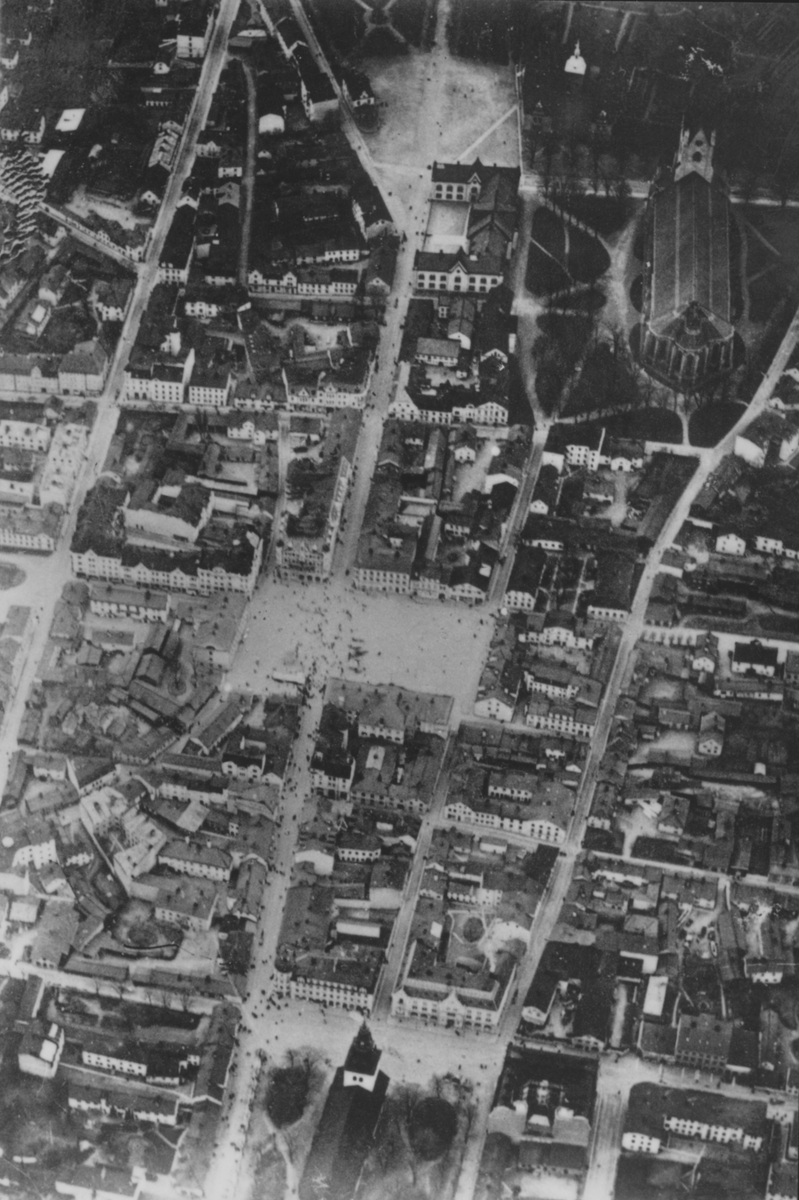 Flygfotografi av centrala Linköping från öster, 1925. St Larskyrkan nederst, Stora torget i mitten och Domkyrkan överst i bild. Lodbild från 3000 meters höjd.