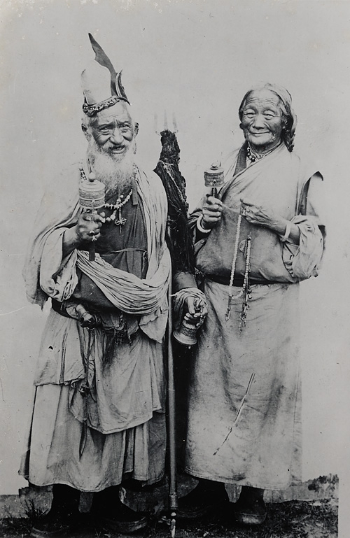 To pilegrimer, en prest og en prestinne. Fotografi samlet i forbindelse med Elisabeth Meyers reise til India 1932-33.