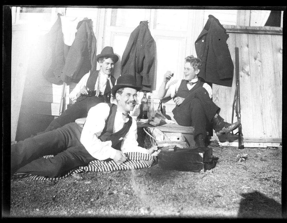 "Hugo, Esse och jag på Sätra. Hösten 1902."
Bilden är troligen tagen av Axel Pehrson som hade sommarställe i Sjöstugan vid Sätra äng.