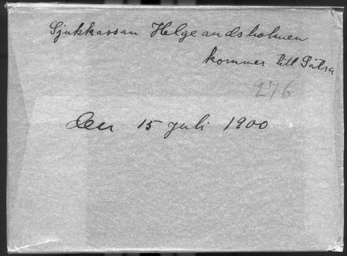 "Sjukkassan Helgeandsholmen kommer till SaÌˆtra 15 juli 1900."
Fotot togs troligen av Axel Pehrson som hade sommarstÃ¤lle i SjÃ¶stugan som lÃ¥g vid bryggan i SÃ¤tra.