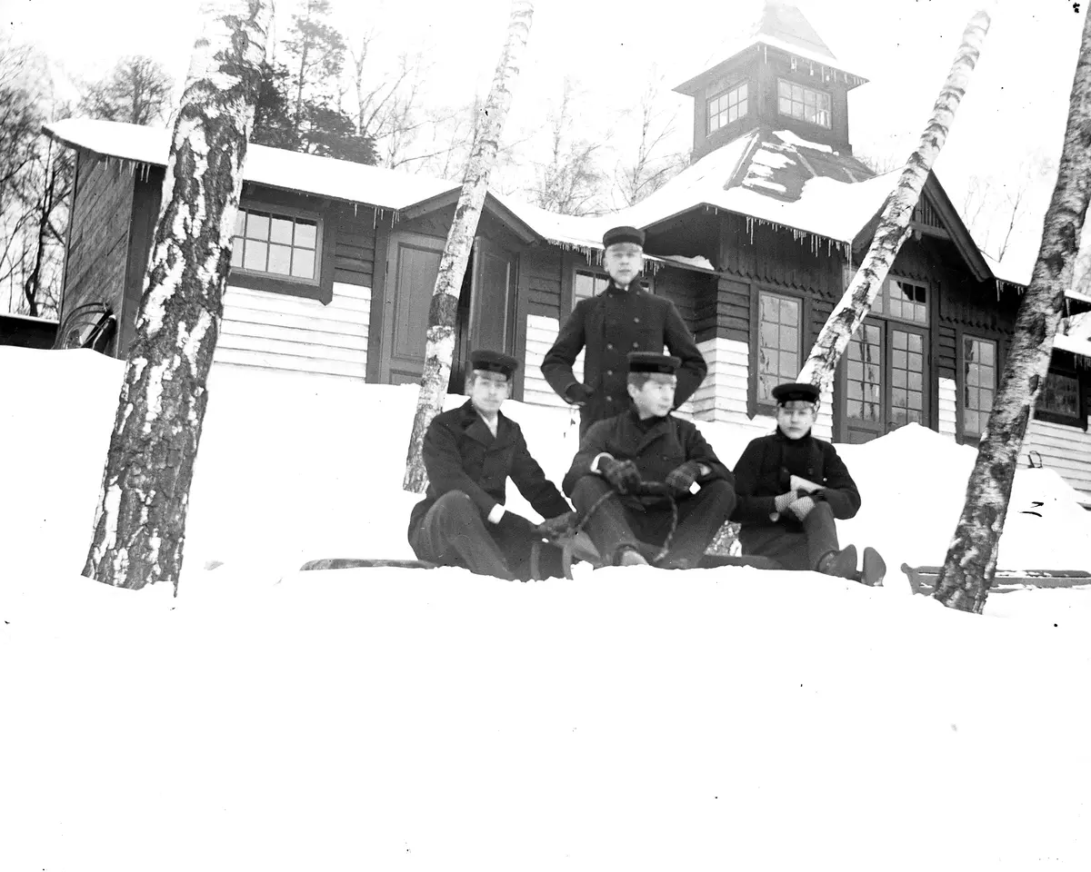 "På väg till kälkbacken. 1 mars 1900. Nilson, Henry Pehrson, Hejman, Vestman."
Fotografiet togs troligen av Axel Pehrson som bodde i Sjöstugan, Sätra äng på somrarna.
Men var? Kägelbanan i Mörby??