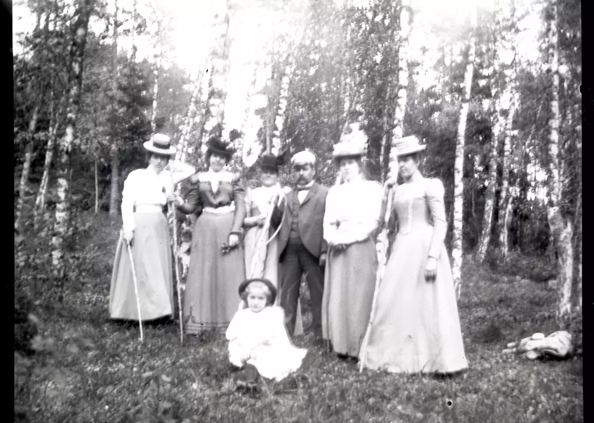 "I Björkhagen vid Sätra den 25 juni 1899".
Fotot troligen taget av Axel Pehrson, sommargäst vid Sjöstugan, Sätra äng.