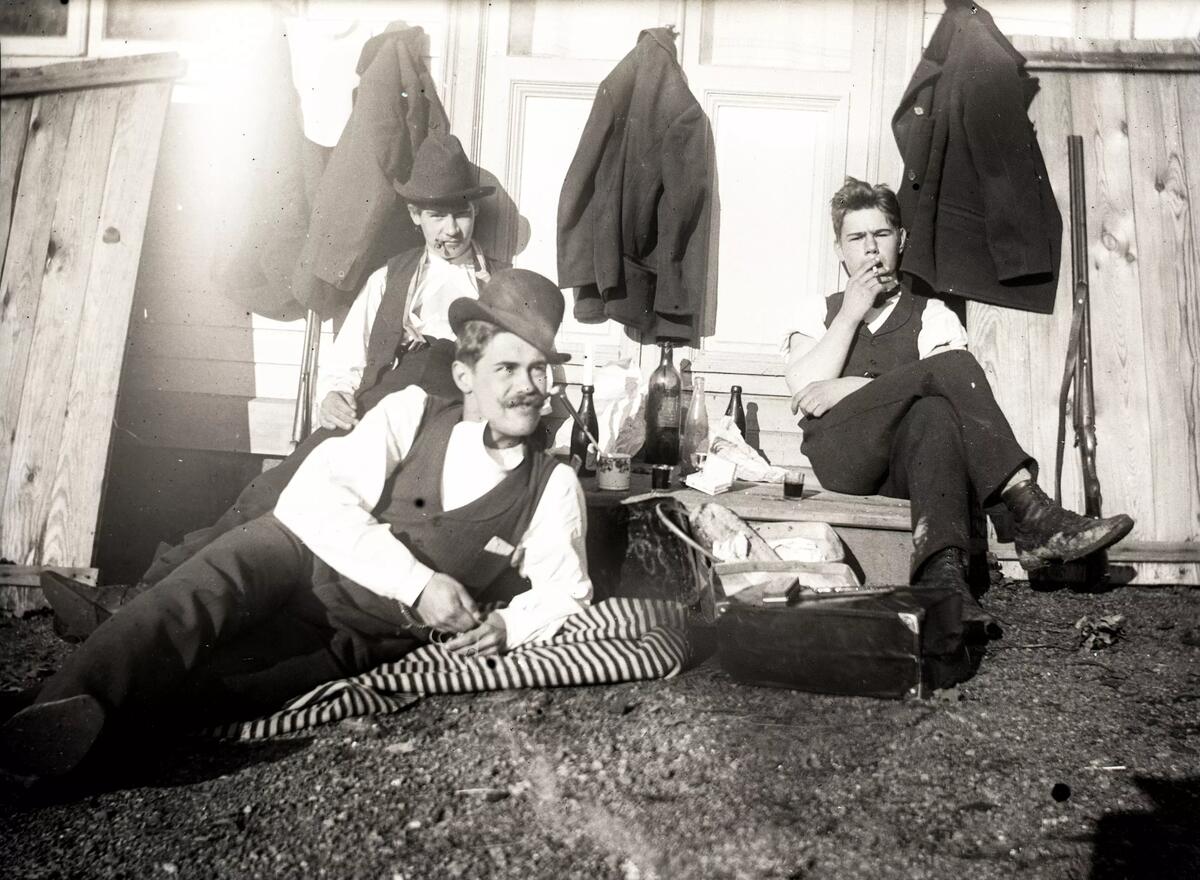 "Hugo Esse och jag på Sätra. Hösten 1902."
Fotografiet troligen taget av Axel Pehrson som var sommargäst i Sjöstugan, Sätra äng.
