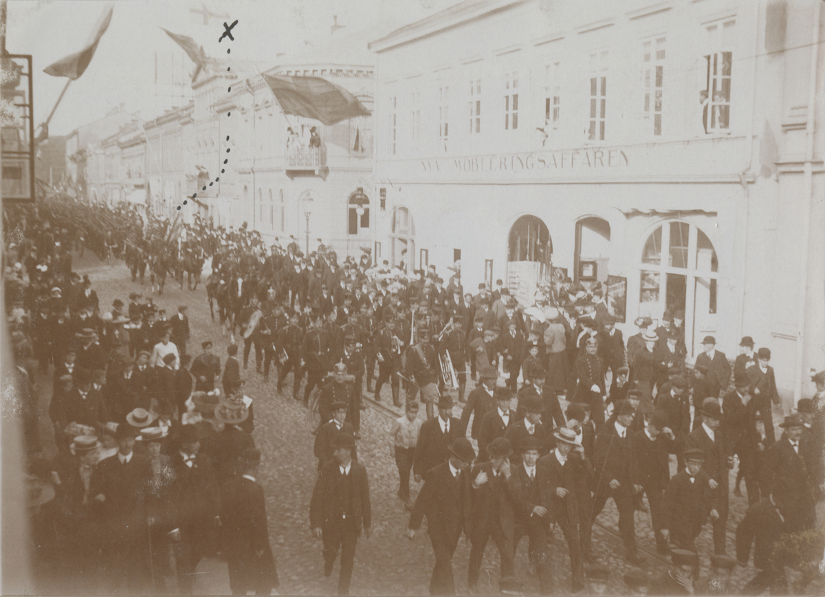 Text i fotoalbum: "Intåget" i Jönköping 1908 (på marsch till Grenna-manövern)."
