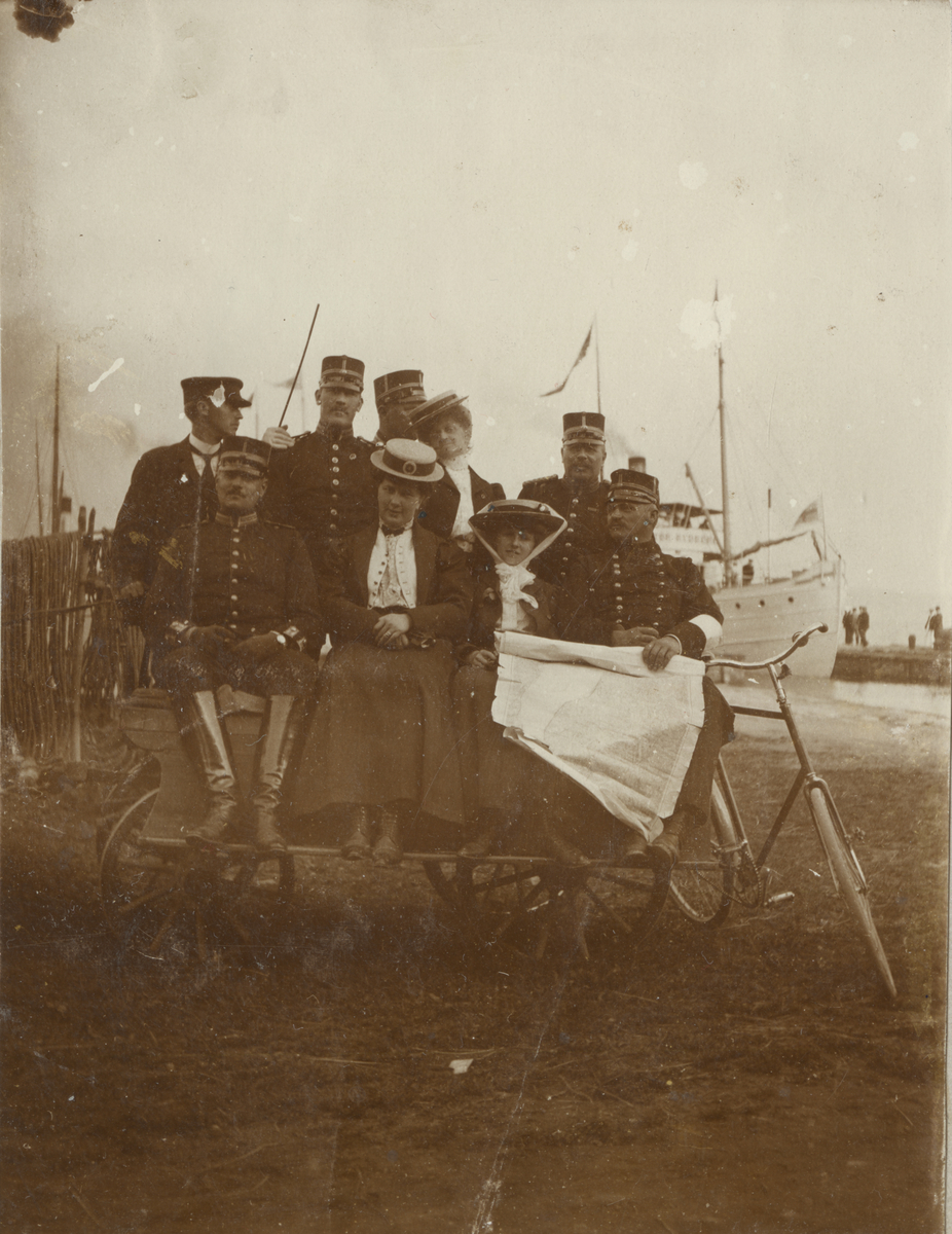 Text i fotoalbum: "Visingsö 1907 på utfärd med off.volontärerna från Karlsborg."