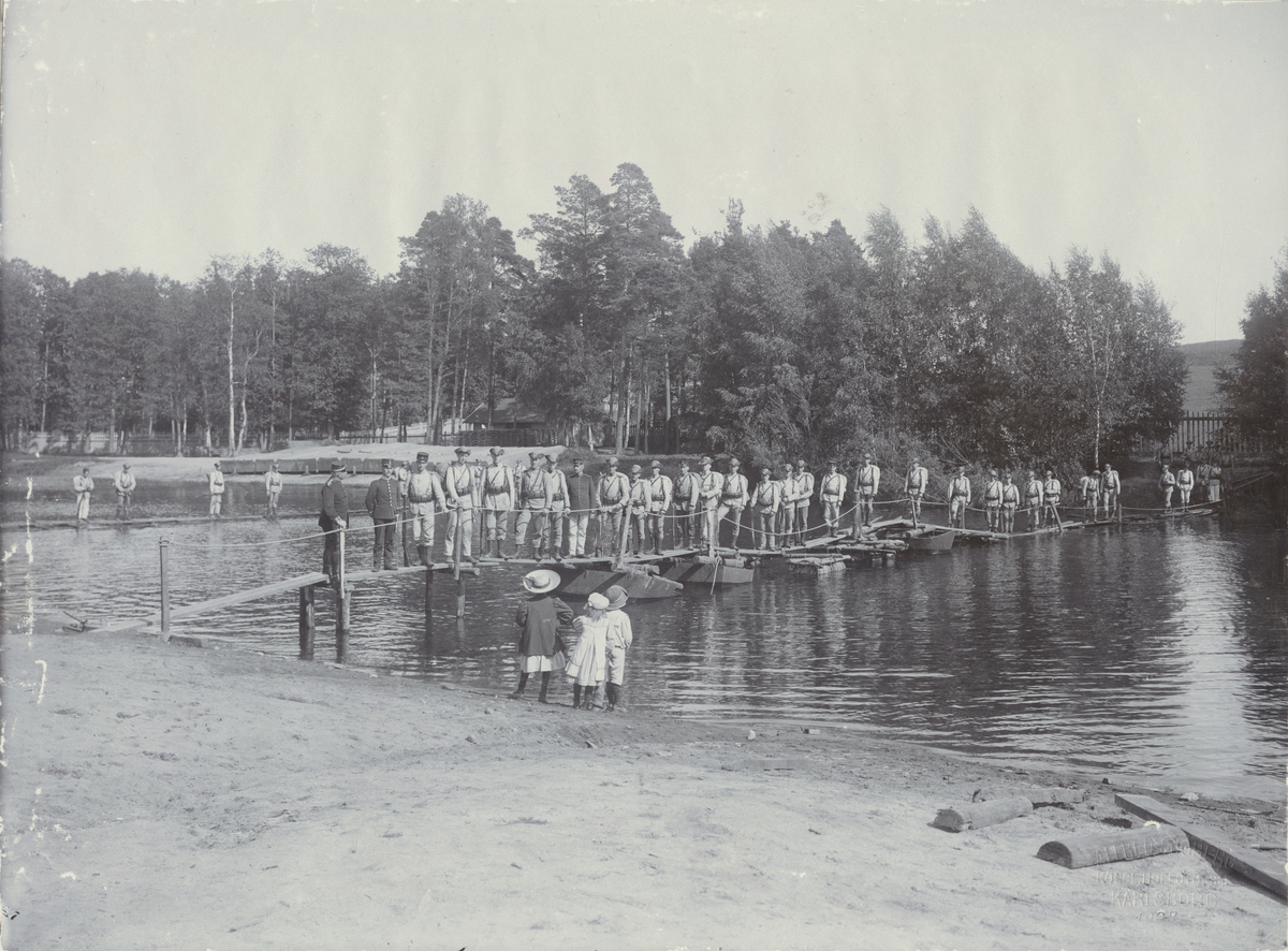 Text i fotoalbum: "Löjtn. Krügers off.volontärer 1907 Karlsborg."