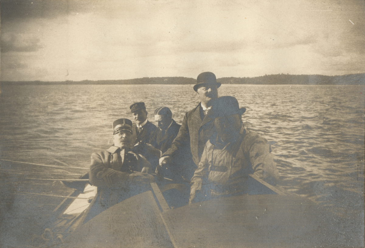 Text i fotoalbum: "Utanför Waxholm 1909."